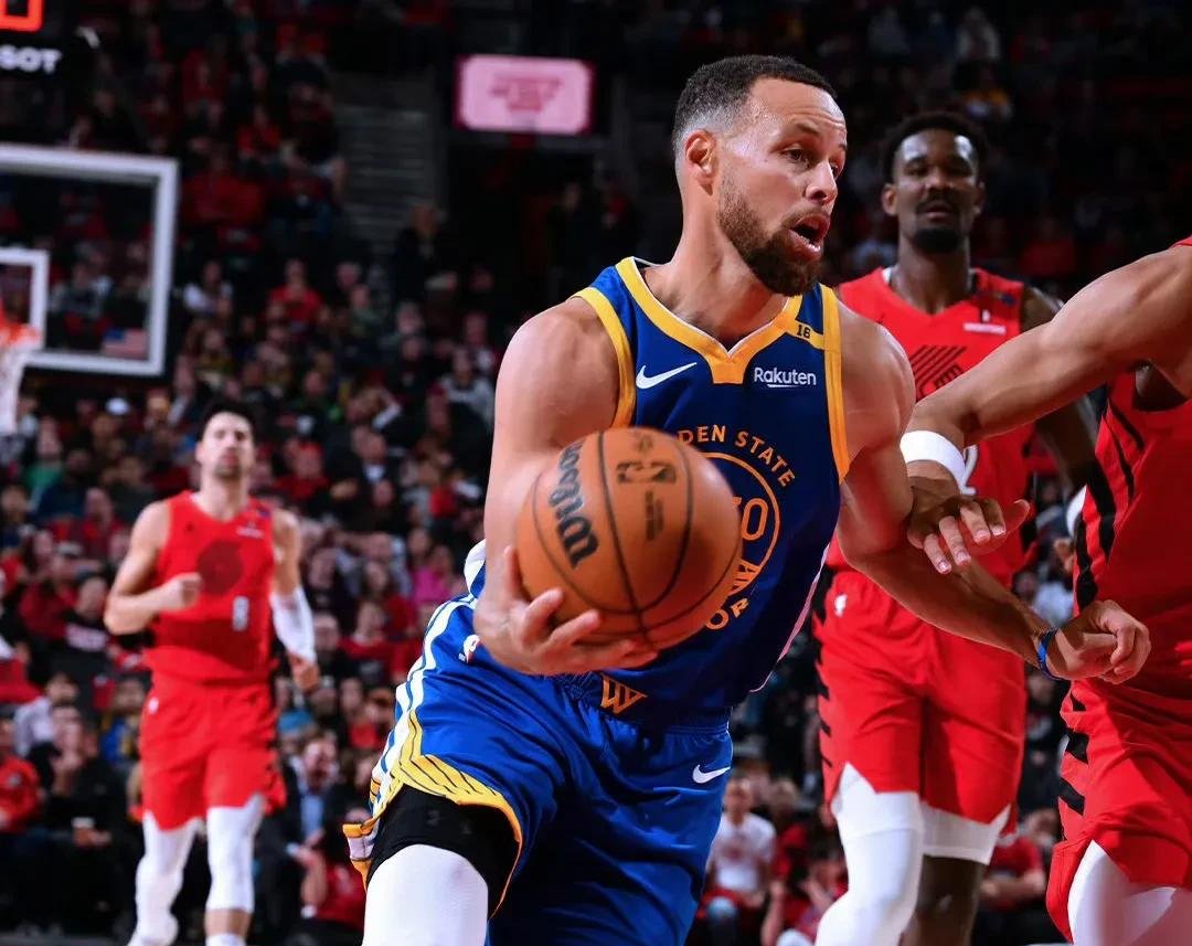 南宫体育-转会期NBA季后赛焦点战，里昂完成主帅复盘，气氛紧张，身体对抗强度拉满的简单介绍