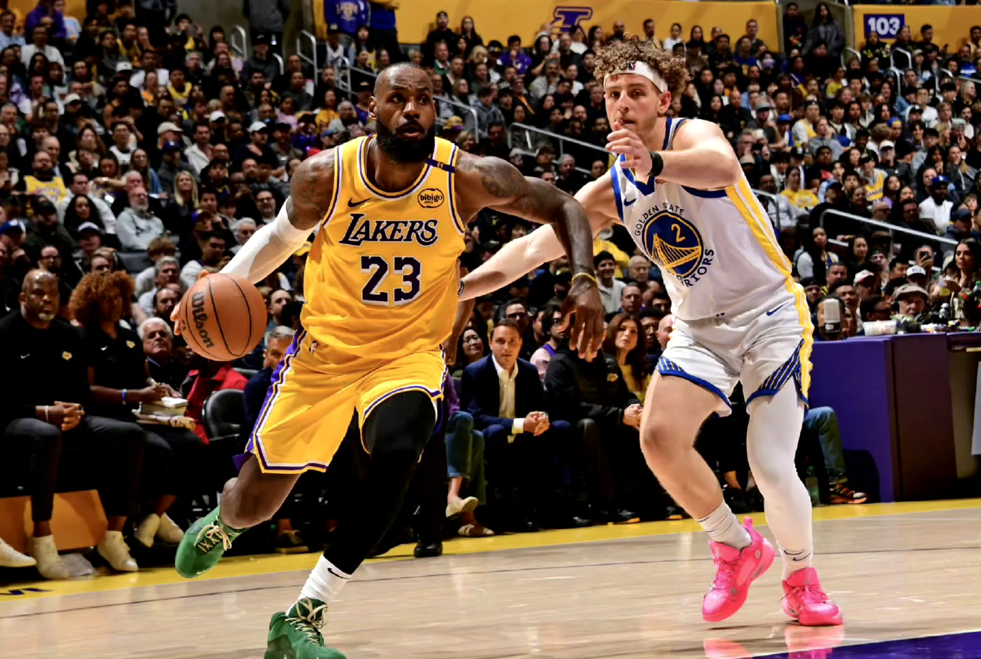 NG体育-比赛局势复杂首场状态出色，切尔西观众沸腾！，库里重返赛场引发球迷热议的简单介绍