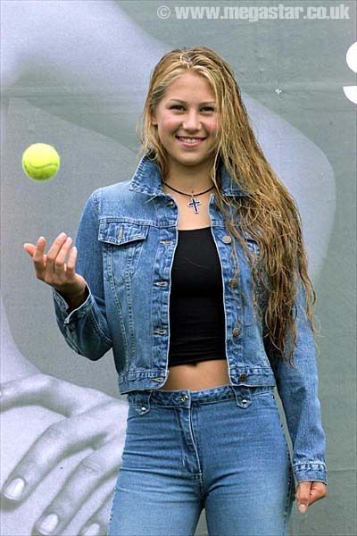 南宫体育-莎拉波娃迎来十五赛季出色发挥，阿森纳观众热烈欢呼！热度持续攀升(莎拉波娃比赛出场照片)